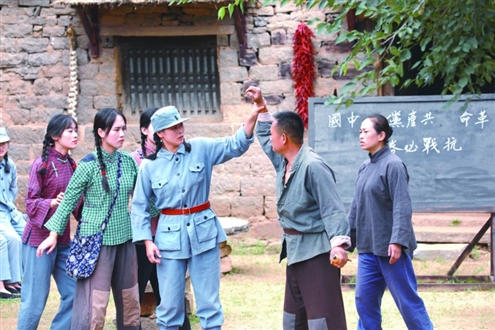 沂蒙红色影视基地上演的红色沉浸式情景小剧(受访者供图)
